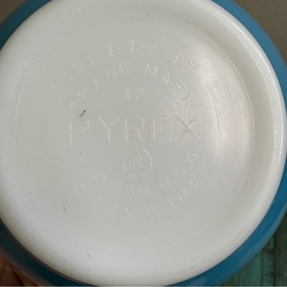 Set of 3 Vintage PYREX Primary Nesting Mixing Bowls - Picture 6 of 14
